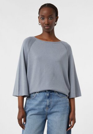 - Sweter