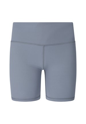Harmaat, korkeavyötäröiset, urheilulliset shortsit, joissa on litteät saumat ja reisien puoliväliin ulottuva pituus, valkoista taustaa vasten esitettynä.