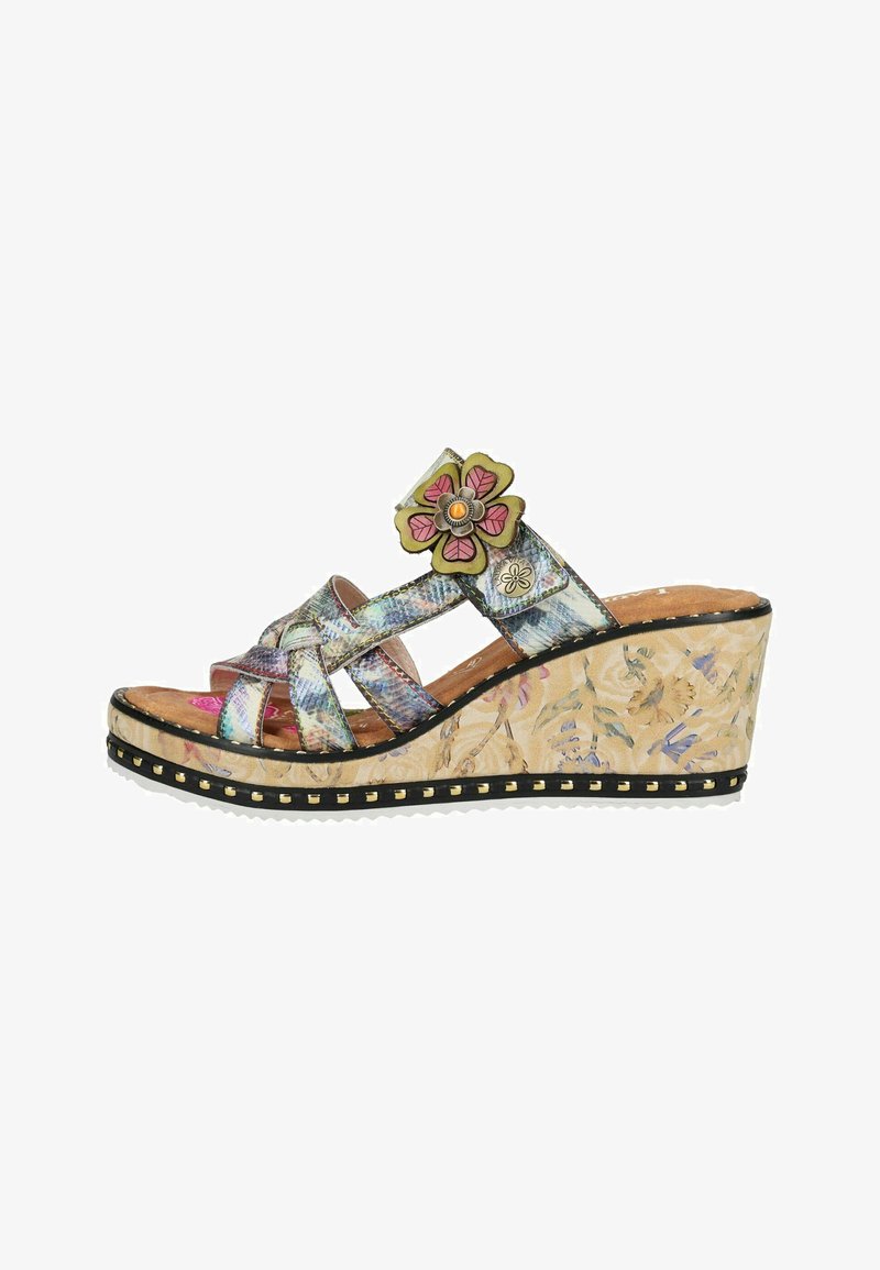 Sandale compensée avec brides à imprimé serpent multicolore, fleur décorative sur la bride de cheville, semelle plateforme beige à motif floral avec bordure cloutée noire.