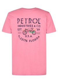 Růžové bavlněné tričko s krátkými rukávy, s grafickým potiskem motocyklu a textem "PETROL INDUSTRIES & CO." v černé barvě a barevných akcenty.