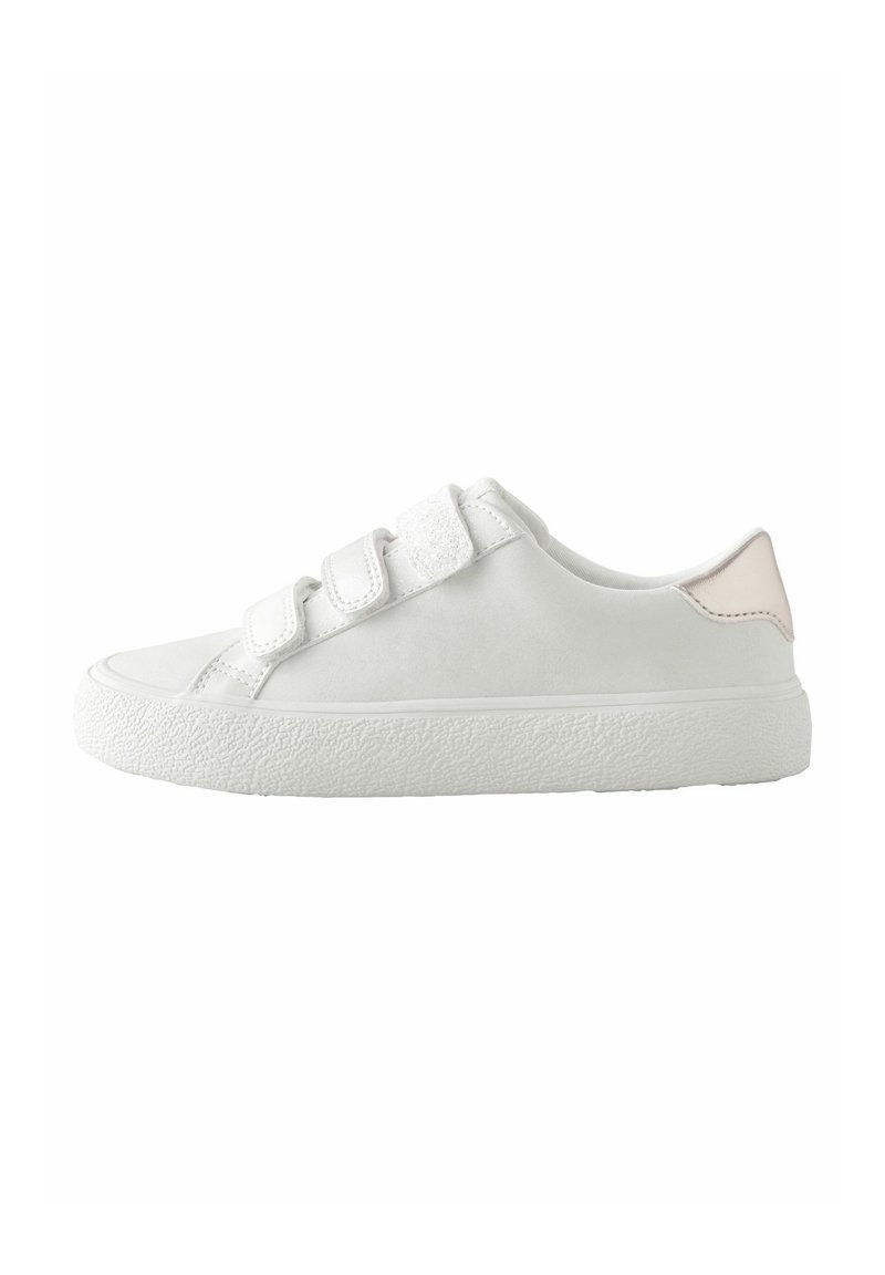 Baskets blanches avec trois bandes velcro, semelle en caoutchouc texturée, tige en matériau lisse et un accent rose pâle au niveau du talon.