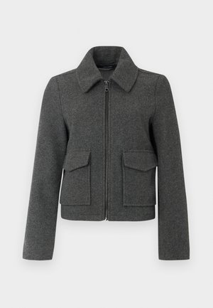 Mørkegrå ulljakke med glidelås foran, vid krage, lange ermer og to store klaffelommer på midjen.