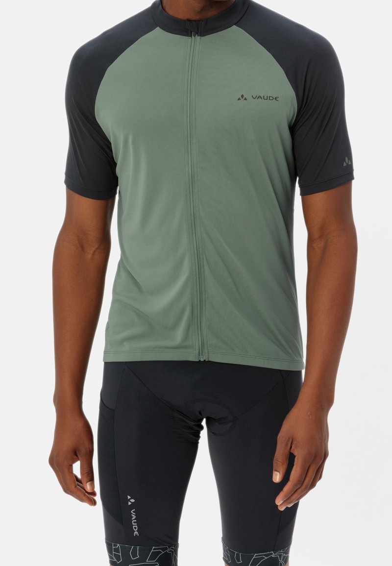 Koszulka rowerowa z krótkim rękawem w oliwkowym kolorze z czarnymi raglanowymi rękawami. Posiada zamek błyskawiczny z przodu oraz logo Vaude na piersi. Gładki, lekki materiał.