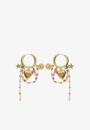 Boucles d'oreilles créoles en or avec breloques cœur pendantes, perles colorées, breloques étoile en or et petits détails en chaîne sur fond blanc.