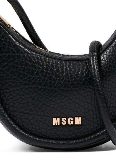 Borsa a tracolla nera in pelle con superficie testurizzata, forma curvata e logo dorato "MSGM" sul davanti. Presenta una chiusura con zip e una tracolla sottile.