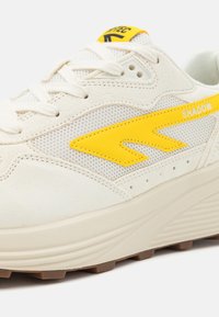 HI-TEC HTS74 SHADOW UNISEX  - Sportcipő - gardenia/cyber yellow/sea storm