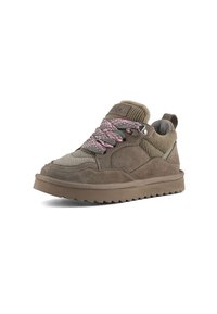 Sneaker in suede marrone e tessuto con punta testurizzata, lacci a motivo rosa e grigio, colletto allacciato ribassato e suola in gomma robusta.