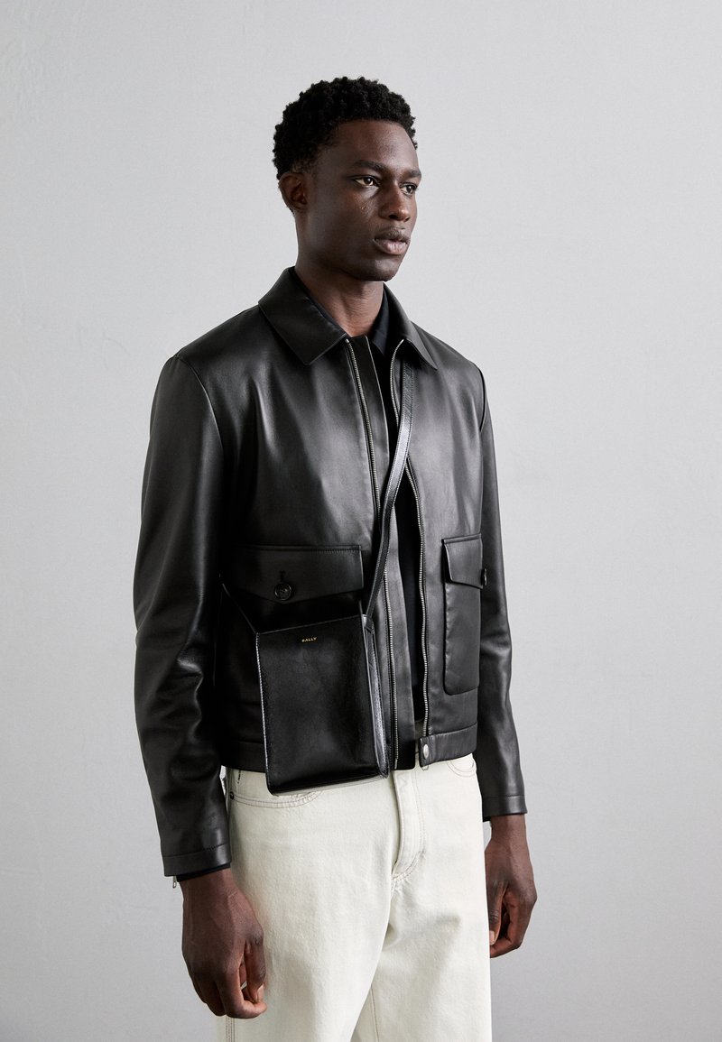 Bally EASY PHONEHOLDER - Taška s příčným popruhem - black/oro