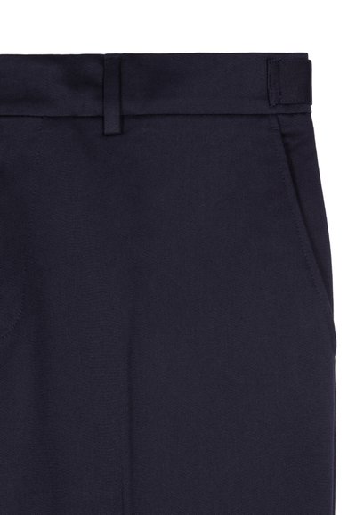 Marineblauwe op maat gemaakte broeken met een gladde textuur, voorzien van een klassieke tailleband, zijzakken en subtiele gestikte details.