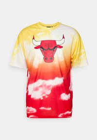 Krótki rękaw koszulki w gradiencie od żółtego do czerwonego, z wyrazistym czerwonym wizerunkiem byka. Wykonana z miękkiego materiału; ozdobiona wzorami chmur.