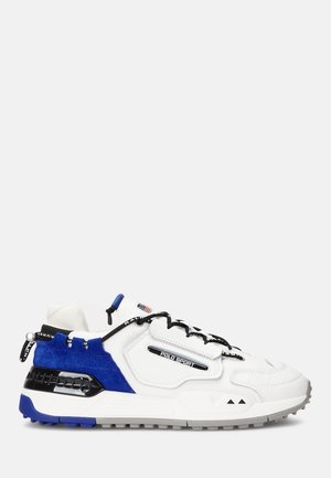 Witte en blauwe Polo Sport sneaker met zwarte veters, een getextureerde zool en logodetails aan de zijkant en op het hielstuk.