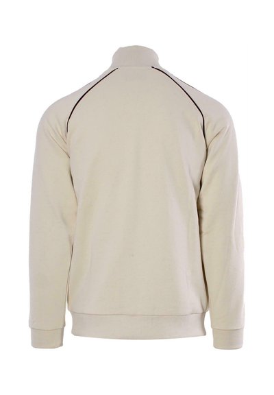 Pullover di colore beige chiaro con colletto alto, maniche lunghe, polsini a costine e una cucitura scura a contrasto lungo le spalle.