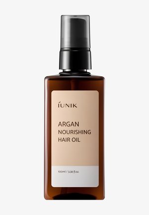 Flacone pompe rettangolare marrone etichettato IUNIK Argan Nourishing Hair Oil, 100 ml, su uno sfondo chiaro e uniforme.