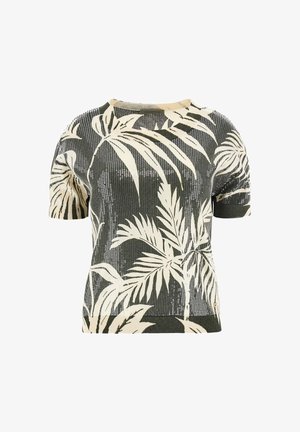 Lühikeste varrukatega topp, millel on lehtede palmiprint rohelises ja beezhis, ribatekstuur, ümar kaelus ja kergelt säravad detailid.