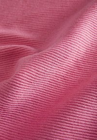 Minkštas rožinės spalvos audinys su raštuota tekstūra. Audinys turi subtilias linijas, kurioms sukuriamas bangų panašus raštas, taip papildant jo vizualinį gylį.