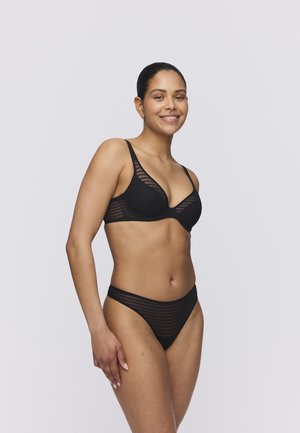 Set di lingerie nera composto da un reggiseno a righe con spalline regolabili e culotte a vita alta abbinate, che evidenziano un design elegante e minimalista.