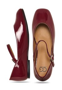 Bordeaux laklæder Mary Jane-flade sko med firkantede tåspidser og justerbare spænderemme, flade sorte såler og brune indersåler med CG-logo.
