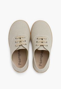 Beige kanvas kurpes ar teksturētu virsmu, apaļu purngalu un trīs caurumu auklu dizainu. Gumijas zole ar dabīgu izskatu.