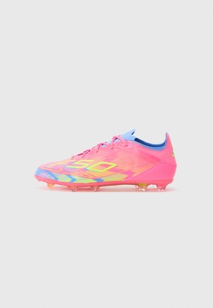 Scarpe da calcio rosa brillante con tomaia strutturata, dettagli blu e un design grafico multicolore. Suola trasparente con tacchetti per una migliore aderenza.