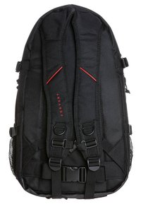 Zaino nero con spallacci imbottiti, tessuto testurizzato, dettagli rossi, fibbie regolabili e tasche laterali in rete per la conservazione.