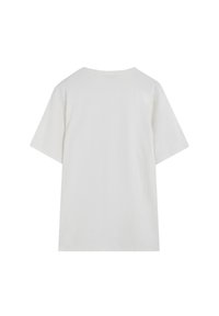 Camiseta de algodón blanca con un ajuste relajado, mangas cortas y cuello redondo. Textura suave, sin patrones ni gráficos visibles.