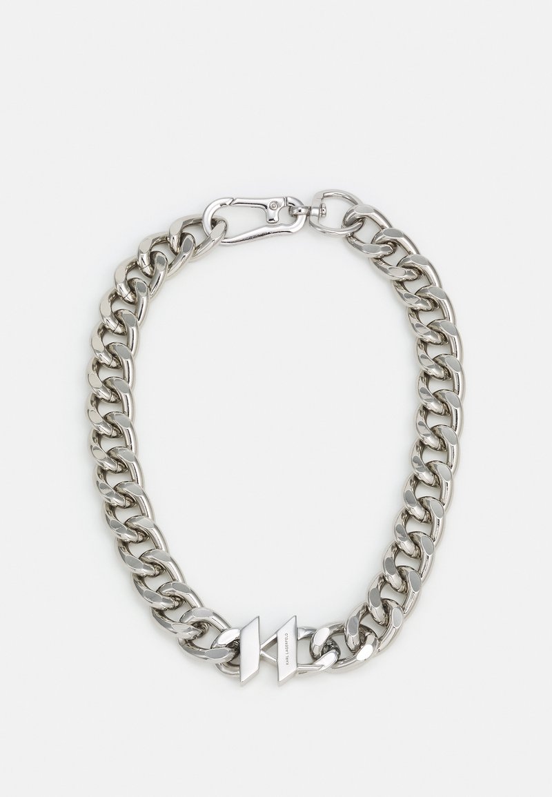 Collier chaîne épaisse en argent avec un fermoir rectangulaire et un petit logo gravé sur un maillon.