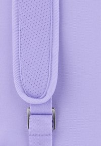 Lila textúrás felületű szövet táska, párnázott pánttal, hálós részletekkel és ezüst csattal. Simogató, könnyű kialakítás.