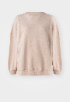 Sudadera rosa clara hecha de material suave, con cuello redondo, hombros caídos y textura moteada en toda la prenda.