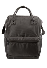 Šedý batoh vyrobený z texturované látky, s dvojicí vrchních uch, nastavitelnými popruhy, přední kapsou na zip a logem.