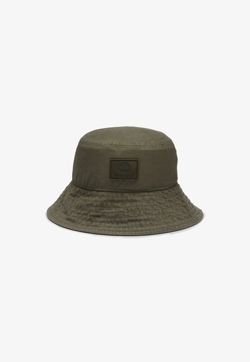 Gorra de cubo verde oliva hecha de tejido duradero, con un ala amplia y flexible, y un diseño texturizado y cosido con un parche de logo.