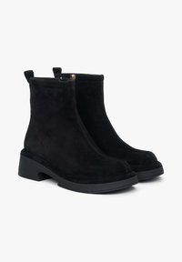 Czarne zamszowe botki za kostkę z okrągłym noskiem, zamkiem błyskawicznym z boku i Chunky heel, charakteryzujące się gładką teksturą i minimalistycznym designem.