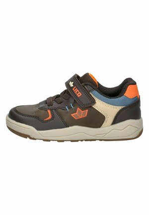 Brauner und oranger Kindersneaker mit blauem Mesh, beigen Details, Klettverschluss und dicker weißer Sohle.