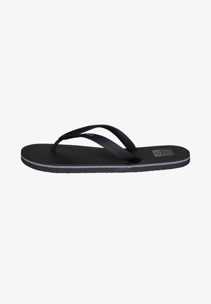 Chinelo preto com tiras texturizadas e sola de borracha plana. Apresenta uma faixa de destaque cinza ao longo da borda e um logótipo na palmilha.