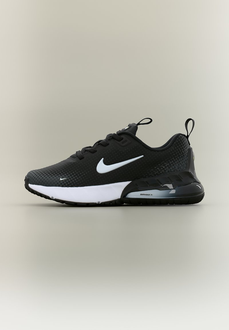 Μαύρο αθλητικό παπούτσι Nike Air Max 270 με λευκό λογότυπο Swoosh, μαύρα κορδόνια και ορατή αερόσολα στη φτέρνα σε ουδέτερο φόντο.