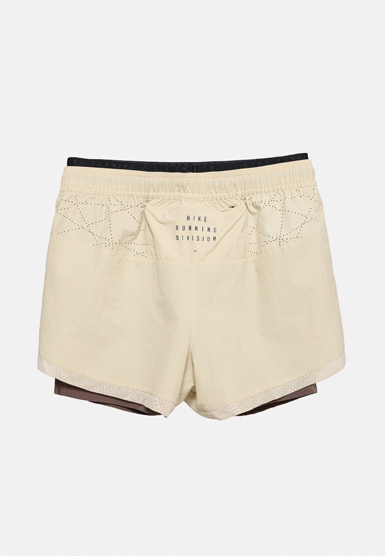 Pantalones cortos de running Nike en beige claro y marrón. Presentan una cinturilla elástica, un trasero perforado para mejorar la transpirabilidad y un diseño en capas.