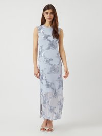 Robe maxi en bleu clair avec motif floral, sans manches, avec un voile transparent, fentes latérales, et une texture lisse. Finition avec des accents subtils.