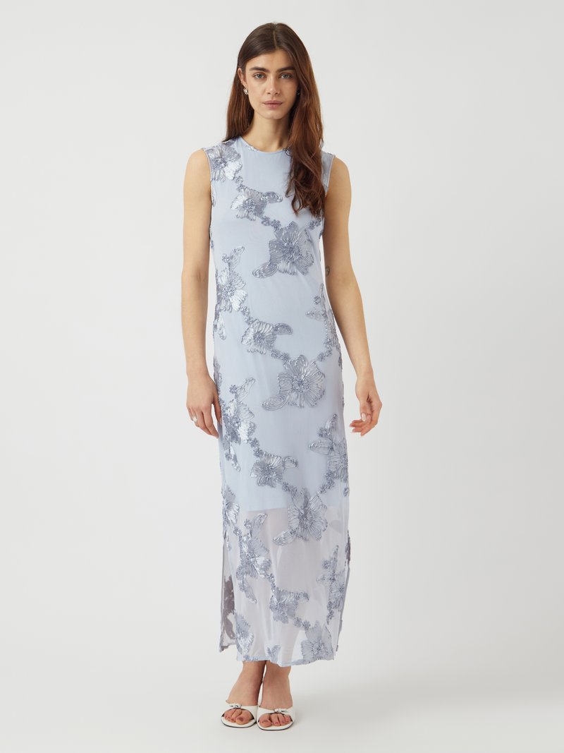 Robe maxi en bleu clair avec motif floral, sans manches, avec un voile transparent, fentes latérales, et une texture lisse. Finition avec des accents subtils.
