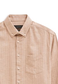 Beige Hemd mit Knopfleiste und spitzem Kragen, Vorderknöpfen und einer Brusttasche mit feinem Fischgrätenmuster.