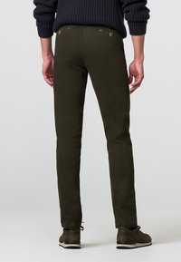 Olijfgroene chino's gemaakt van een katoenmix, met een slim fit, achterzakken met decoratieve knopen en een enkellange snit.