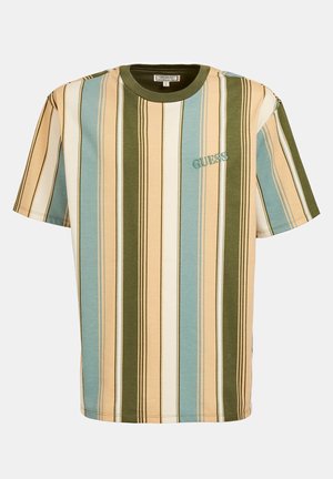 T-shirt à manches courtes rayé en beige, vert et bleu clair, avec des lignes verticales et un logo "GUESS" brodé sur la poitrine.