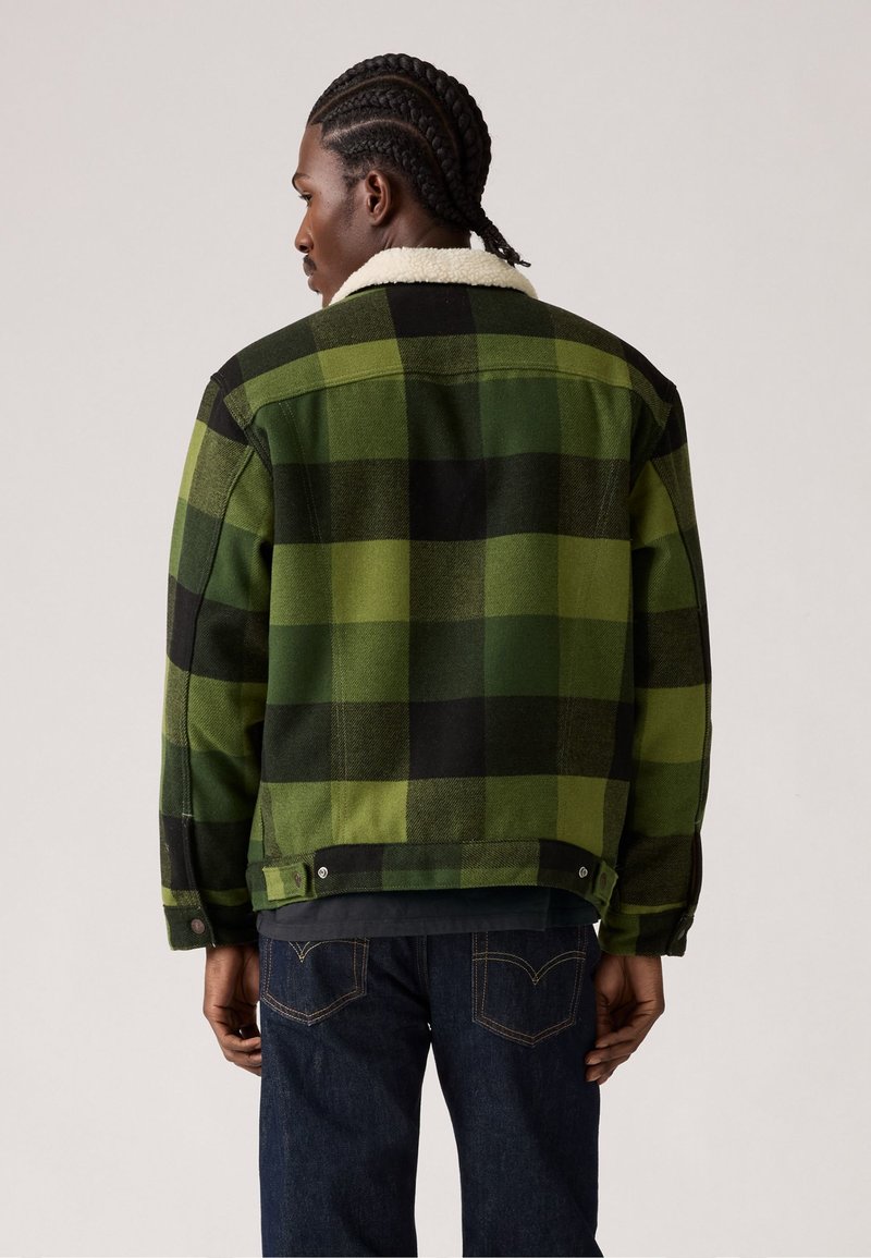 Groene en zwarte geruite jas met een schapenvacht kraag, gemaakt van textuurstof, met een cropped ontwerp en drukknoopsluitingen.