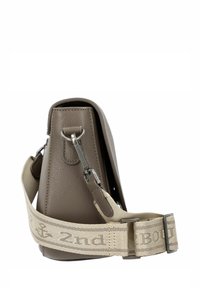 Borsa a spalla in pelle taupe con ampio manico regolabile beige, caratterizzata da un'ancora e dal testo "2nd" in grigio.
