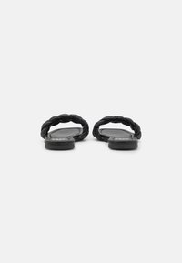 XTI Pantofle - black