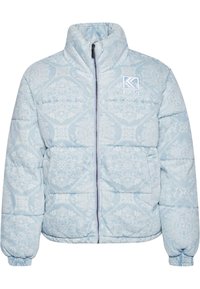 Chaqueta acolchada de color azul claro con un diseño texturizado y estampado, cuello alto, cierre de cremallera completa y puños elásticos. Logo en el pecho.