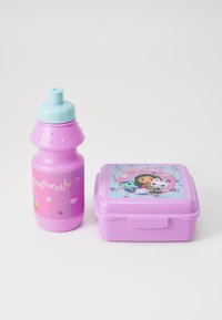 Paarse plastic waterfles met een gestructureerde grip en een blauwe dop, naast een bijpassende paarse lunchtas met kleurrijke karaktergraphics.
