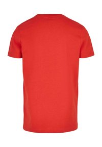Rotes T-Shirt mit kurzen Ärmeln aus Baumwolle, mit einem klassischen Rundhalsausschnitt und einer glatten Textur; Rückansicht ohne Grafiken oder Muster.