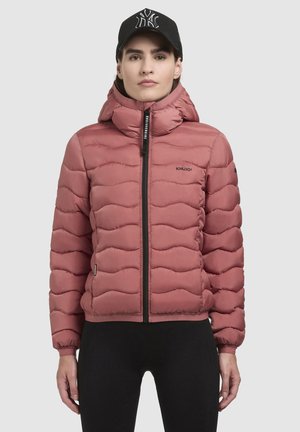 Padded jacket in rose color with a hood, featuring a zip closure, elastic cuffs, and wavy quilted texture. Logo printed on the chest.