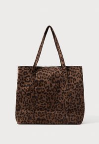 Saco tote castanho com padrão de leopardo em castanho escuro e preto e duas alças longas sobre um fundo branco.
