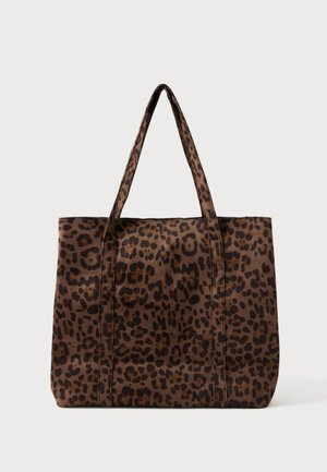 Brun totebag med mørkebrun og sort leopardmønster og to lange håndtag på hvid baggrund.
