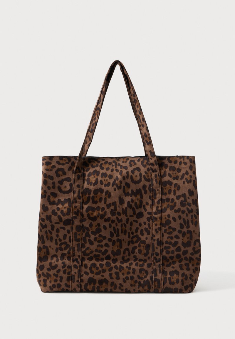 Saco tote castanho com padrão de leopardo em castanho escuro e preto e duas alças longas sobre um fundo branco.